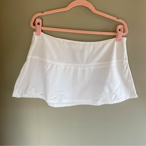 Early 2000s Floral White Mini Skirt - Picture 1 of 4